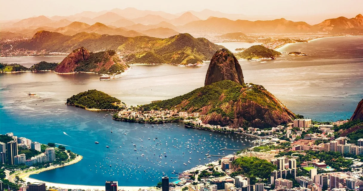 Vista aérea da baía de Botafogo com o Pão de Açúcar e a cidade do Rio de Janeiro, ilustrando o IPTV no Rio de Janeiro