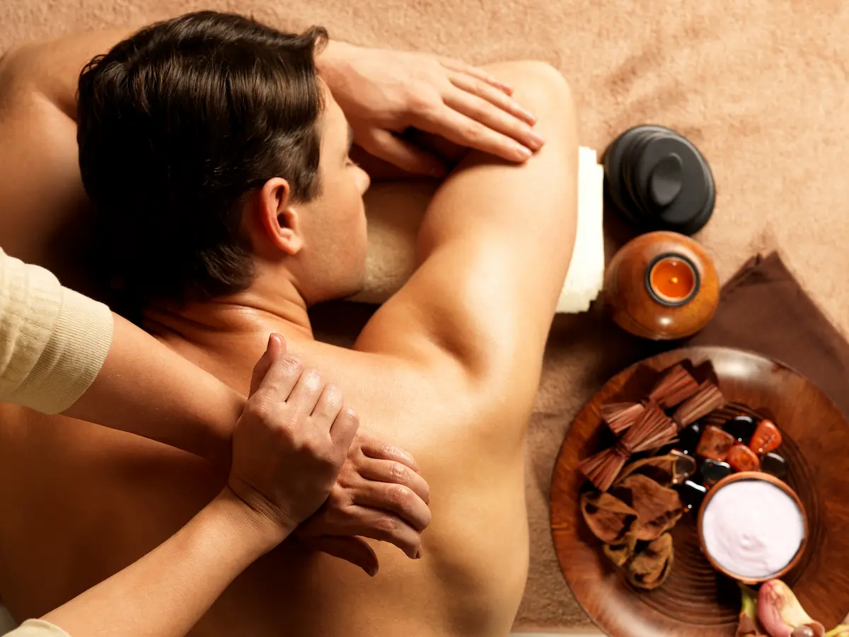 Descubra os benefícios da massagem tailandesa para relaxar antes do final do ano