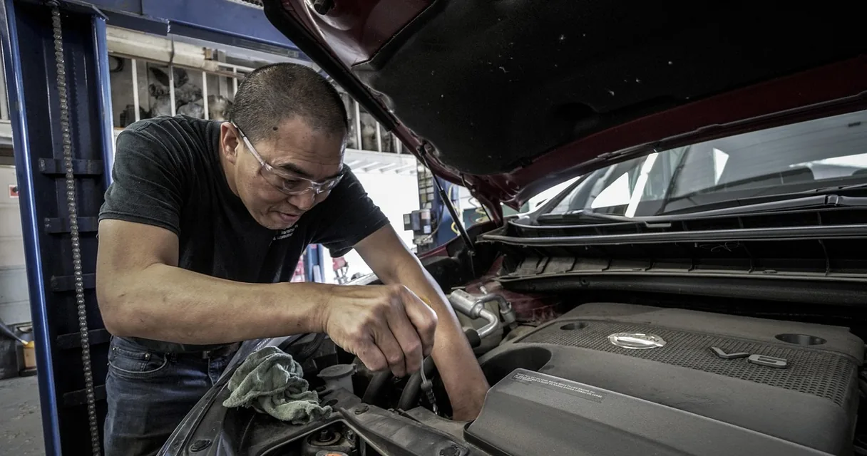 Mecânico trabalhando no motor de um carro