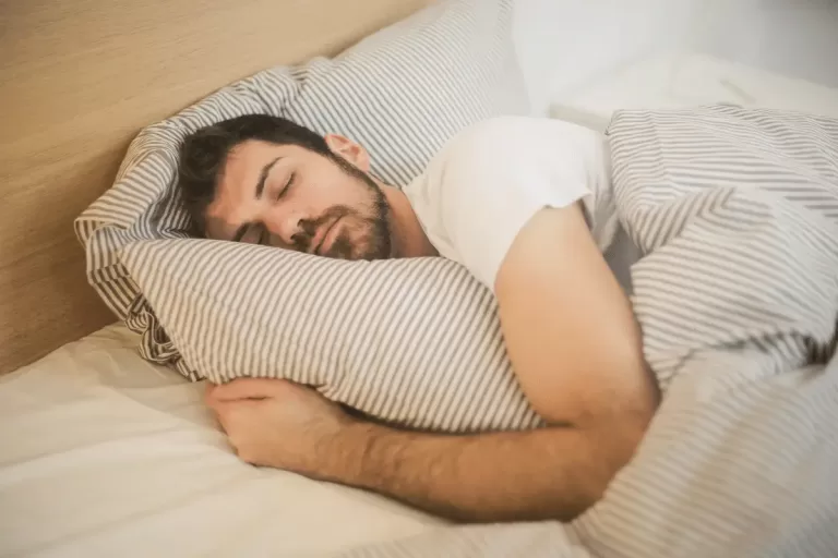 Efeitos do sono na sua beleza: saiba como posições de dormir podem afetar sua pele