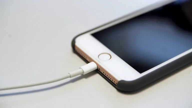 Pode deixar o iPhone carregando a noite toda?