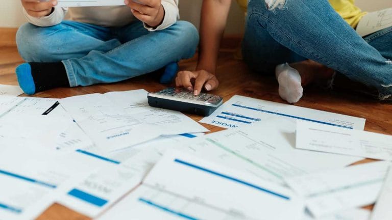 Saiba como negociar dívidas atrasadas e recuperar a saúde financeira