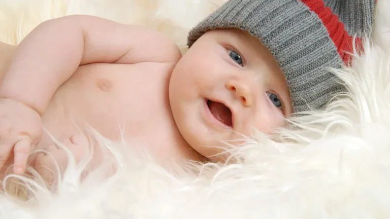 Quando um bebê te olha muito: O que significa no Espiritismo?