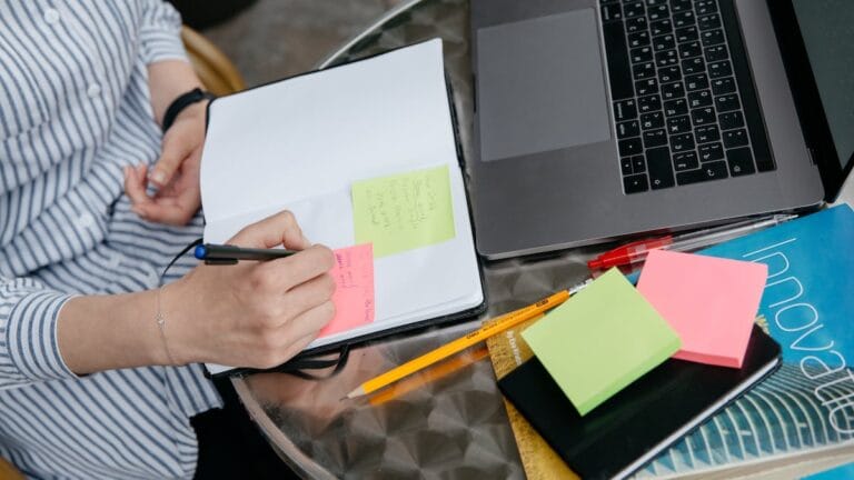 Como os Estudantes Portugueses podem Reescrever e Resumir notas facilmente?
