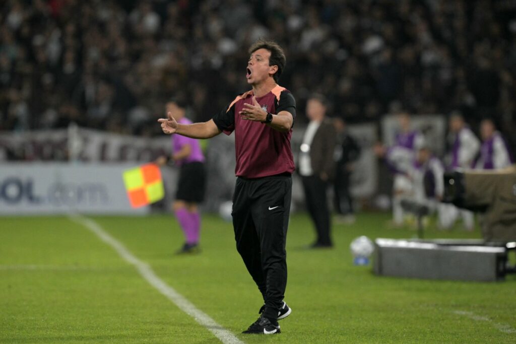 Corinthians tem dois expulsos em clássico com Palmeiras Corinthians tem dois expulsos em clássico com Palmeiras