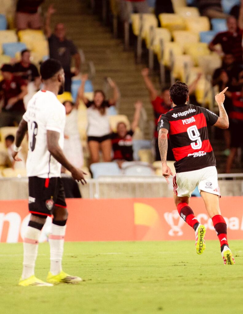 Flamengo vence Vitória e segue 100% há 6 jogos