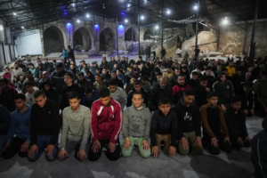 Hajj atrai 1,5 milhão a Meca em meio a guerra