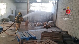 Incêndio em galpão de Ceilândia é controlado sem vítimas