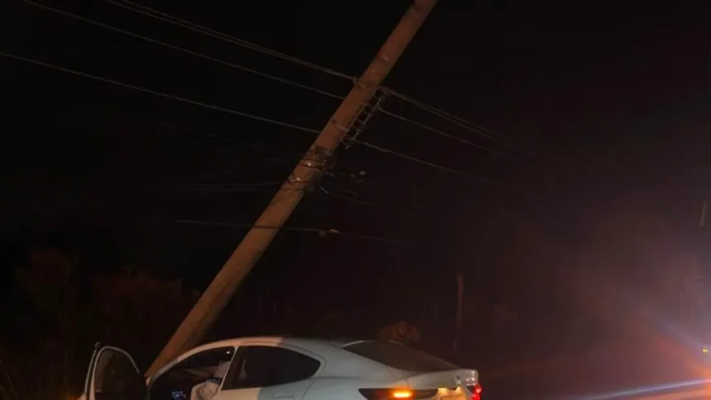 Carro bate em poste no Altiplano Leste e motorista não se feriu 1 Carro bate em poste no Altiplano Leste e motorista não se feriu