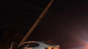 Carro bate em poste no Altiplano Leste e motorista não se feriu
