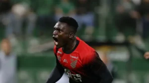 Athletico-PR empata com Bragantino e fica em 3º no Brasileirão